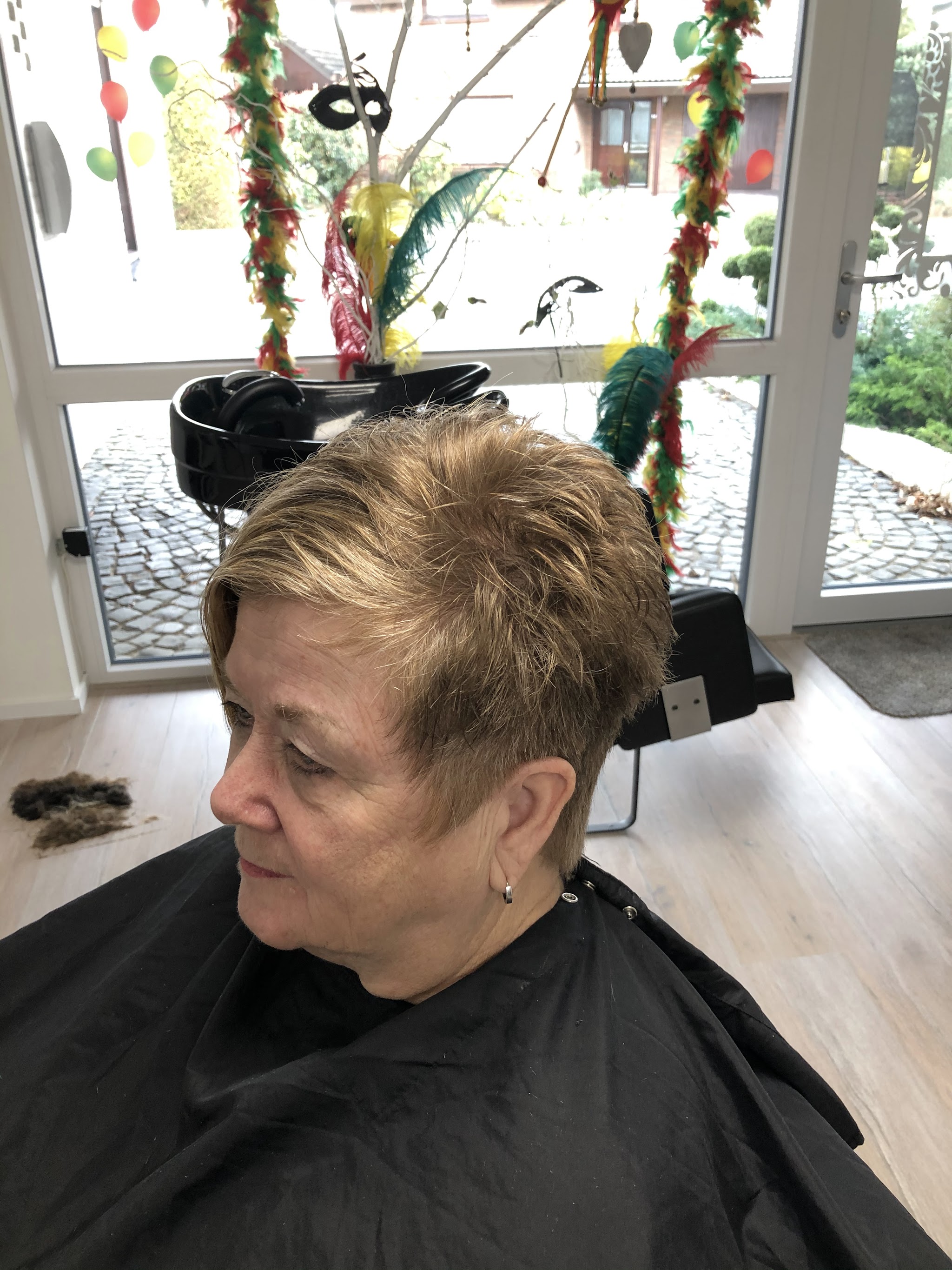 Kort blond kapsel in de salon