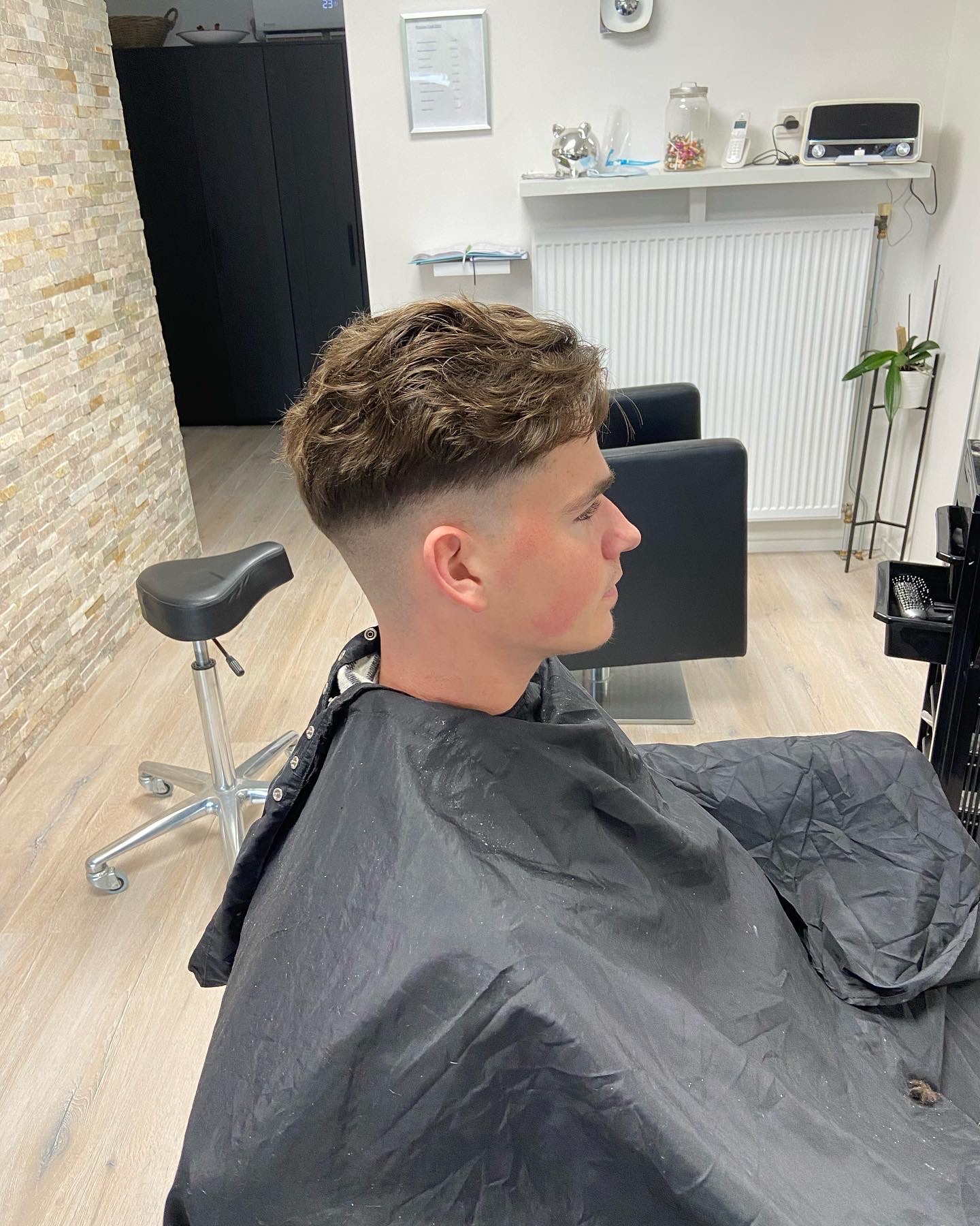 Jonge man met een skin fade in de salon